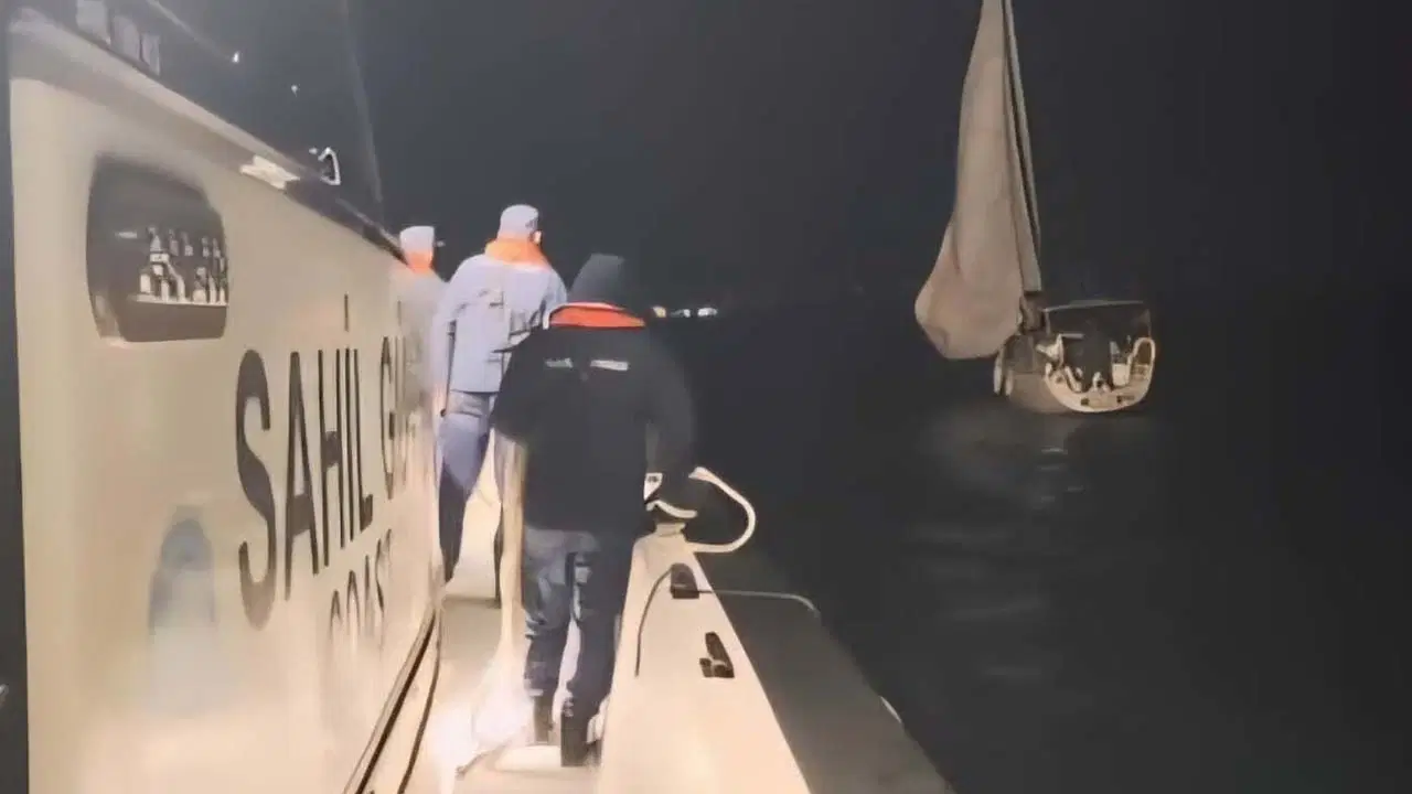 Çanakkale Boğazı'nda panik anları: Sürüklenen tekne kurtarıldı!
