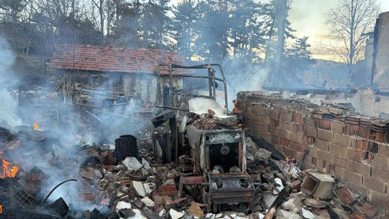 Çorum'da çıkan yangında ev ve traktör yandı