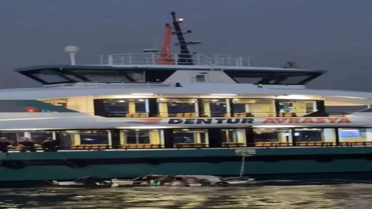 Üsküdar'da vapur ile balıkçı teknesi çarpıştı!