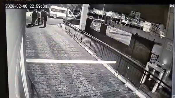 Görüntüler ortaya çıktı: Polis memuruna sokak ortasında darp!