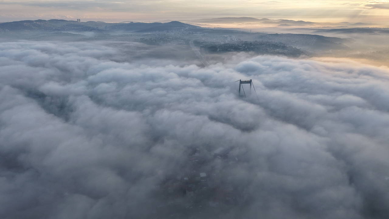 İstanbul'da etkili olan sis havadan görüntülendi