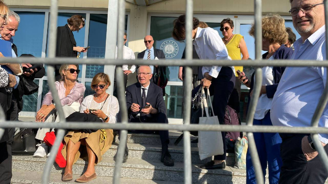 1 saati aşkın süre kapıda bekletildiler!