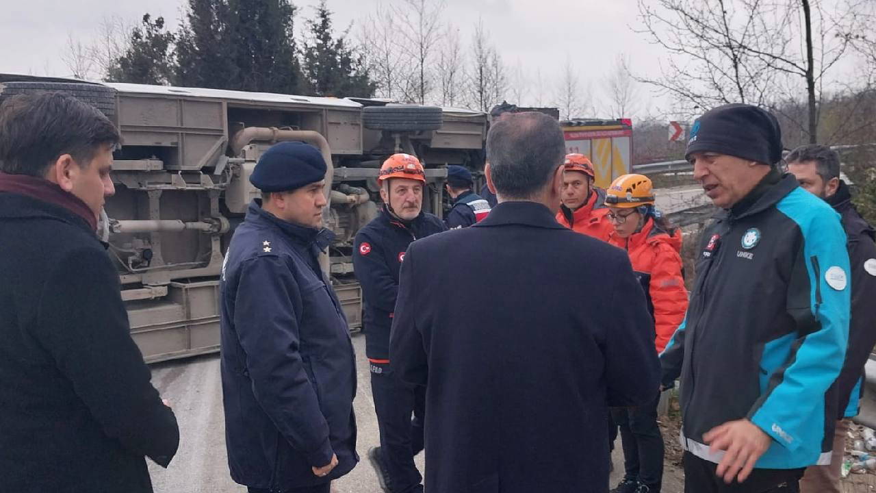 Yalova'da feci kaza... İşçi servisi devrildi: Ölü ve çok sayıda yaralı var!