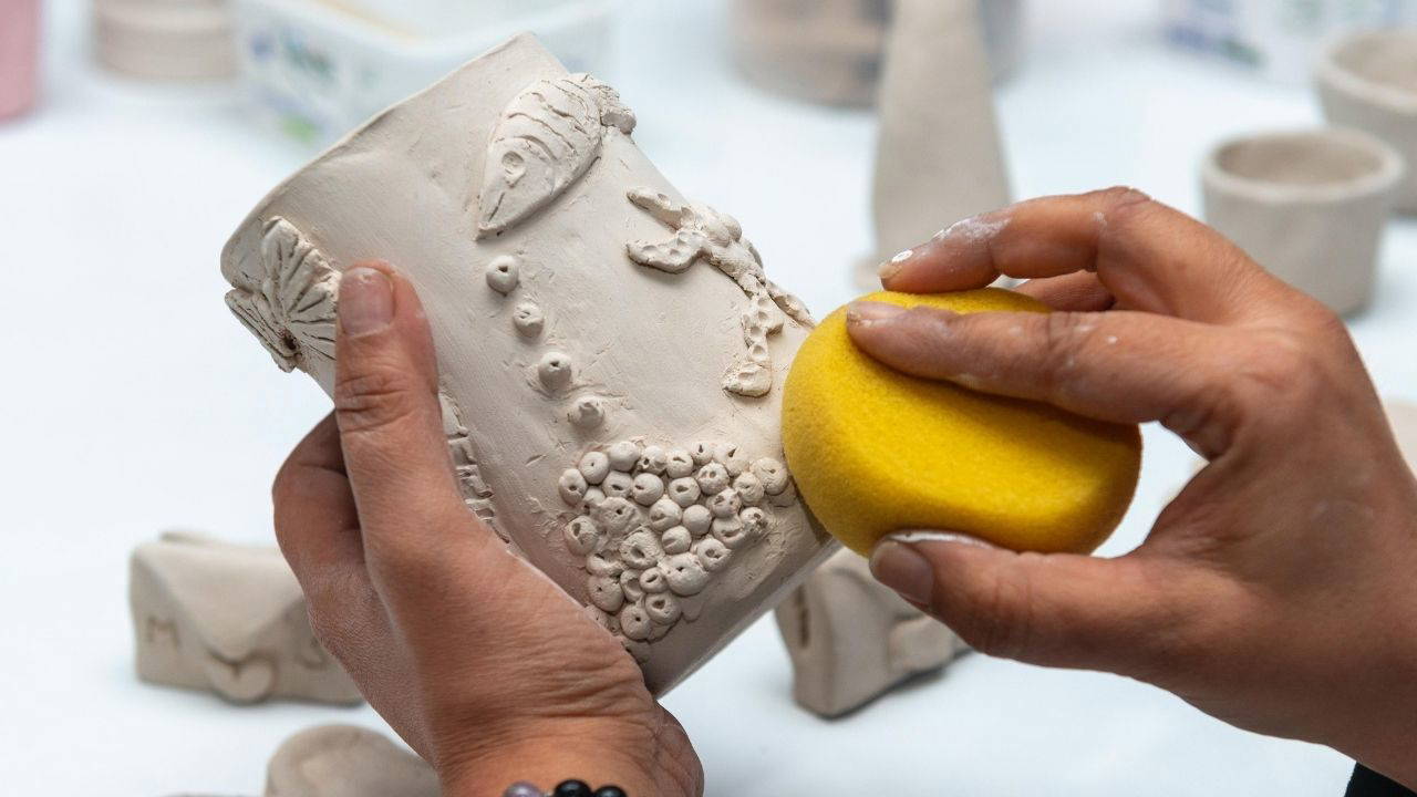 Yenişehir Belediyesi’nin kadınlara yönelik seramik eğitimleri başladı