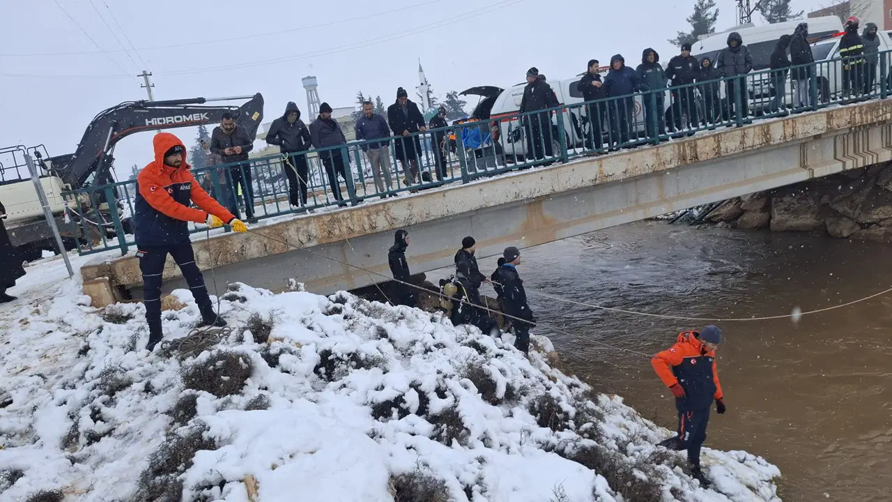 Harran'da otomobil sulama kanalına düştü: Baba ve 3 çocuğu aranıyor