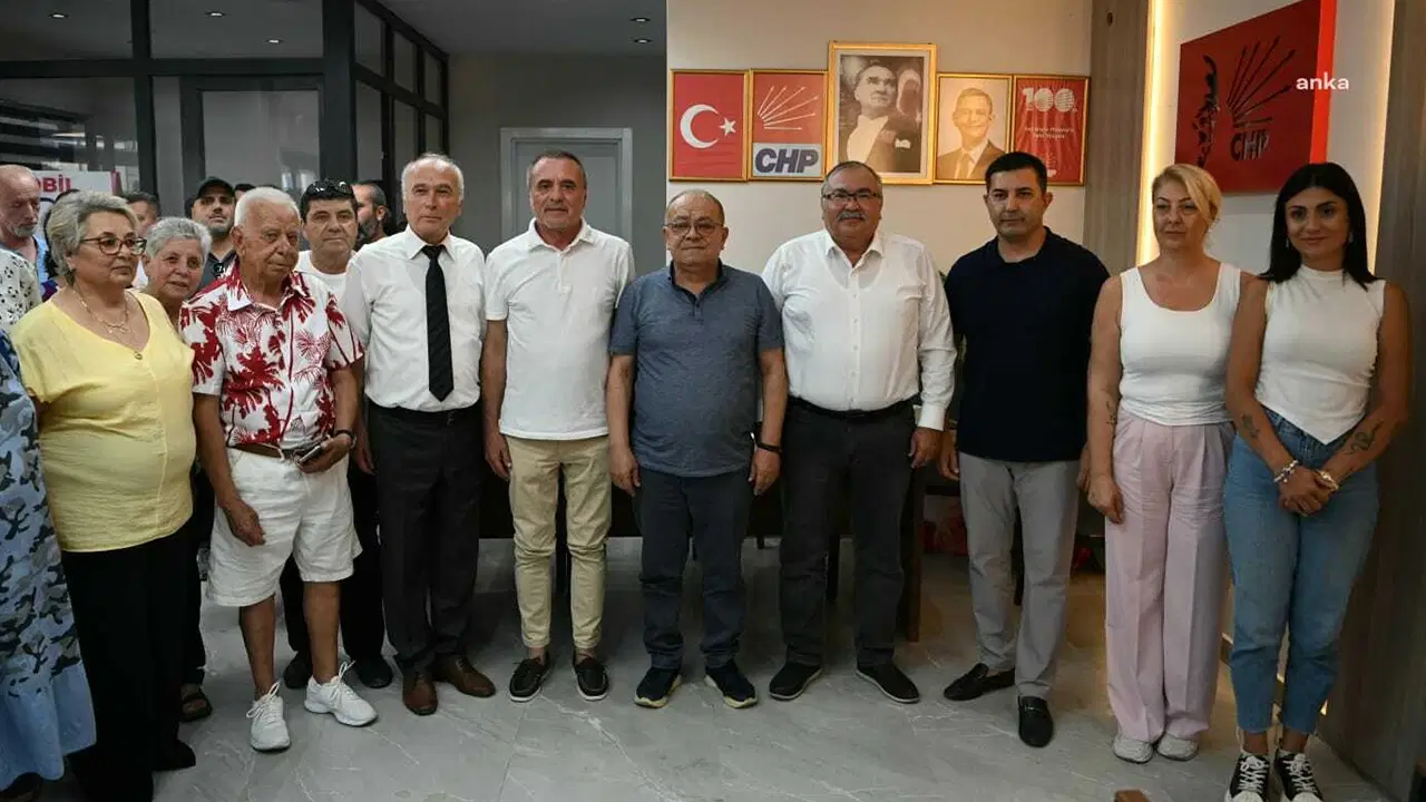 Kuşadası'nda tören: TEP'den topluca istifa edip CHP'ye geçtiler