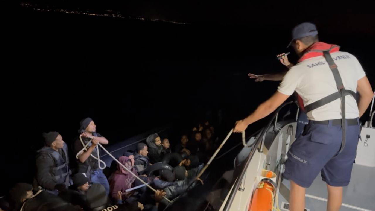 İzmir açıklarında onlarca düzensiz göçmen kurtarıldı!