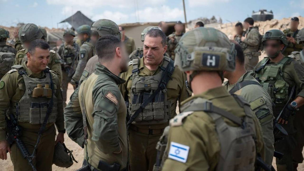 İsrail Gazze'de yüzlerce Filistinlinin kaldığı binayı bombaladı