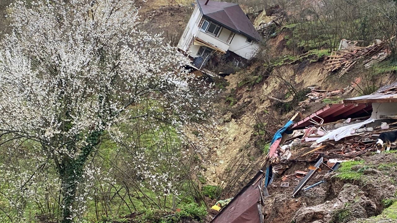 Ordu’da heyelan; 2 ev ve 1 spor tesisi yıkıldı