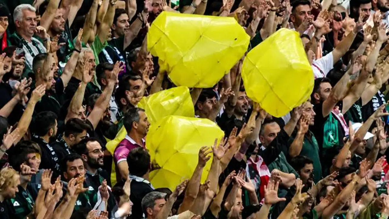 Tribünde 'sarı torba' sallayan 5 kişiye ev hapsi
