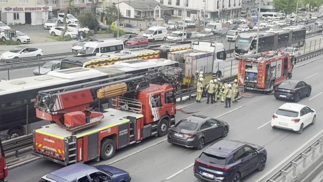 Avcılar'da metrobüste yangın: Seferlerde aksama yaşanıyor