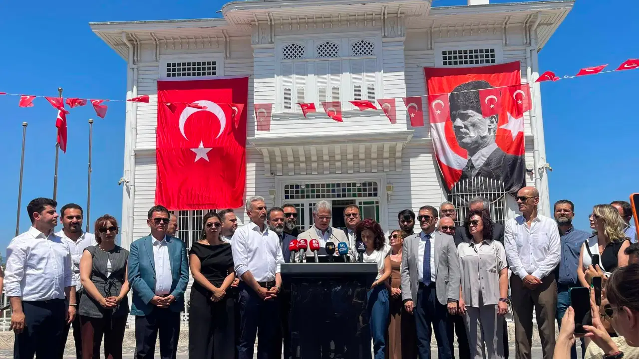 Mudanya'da İsmet İnönü protestosu... Mudanya Belediye Başkanı Dalgıç: 'Açık bir özür bekliyoruz'