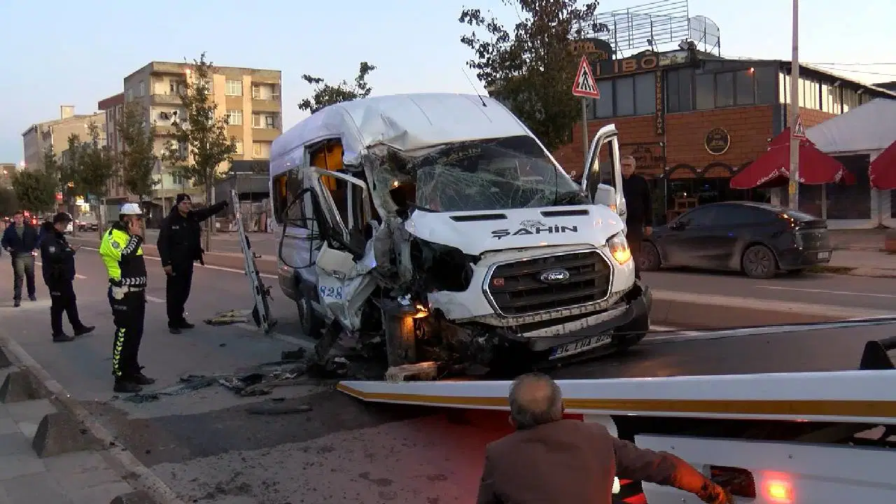 İstanbul servis minibüsü park halindeki kamyona çarptı: Yaralılar var