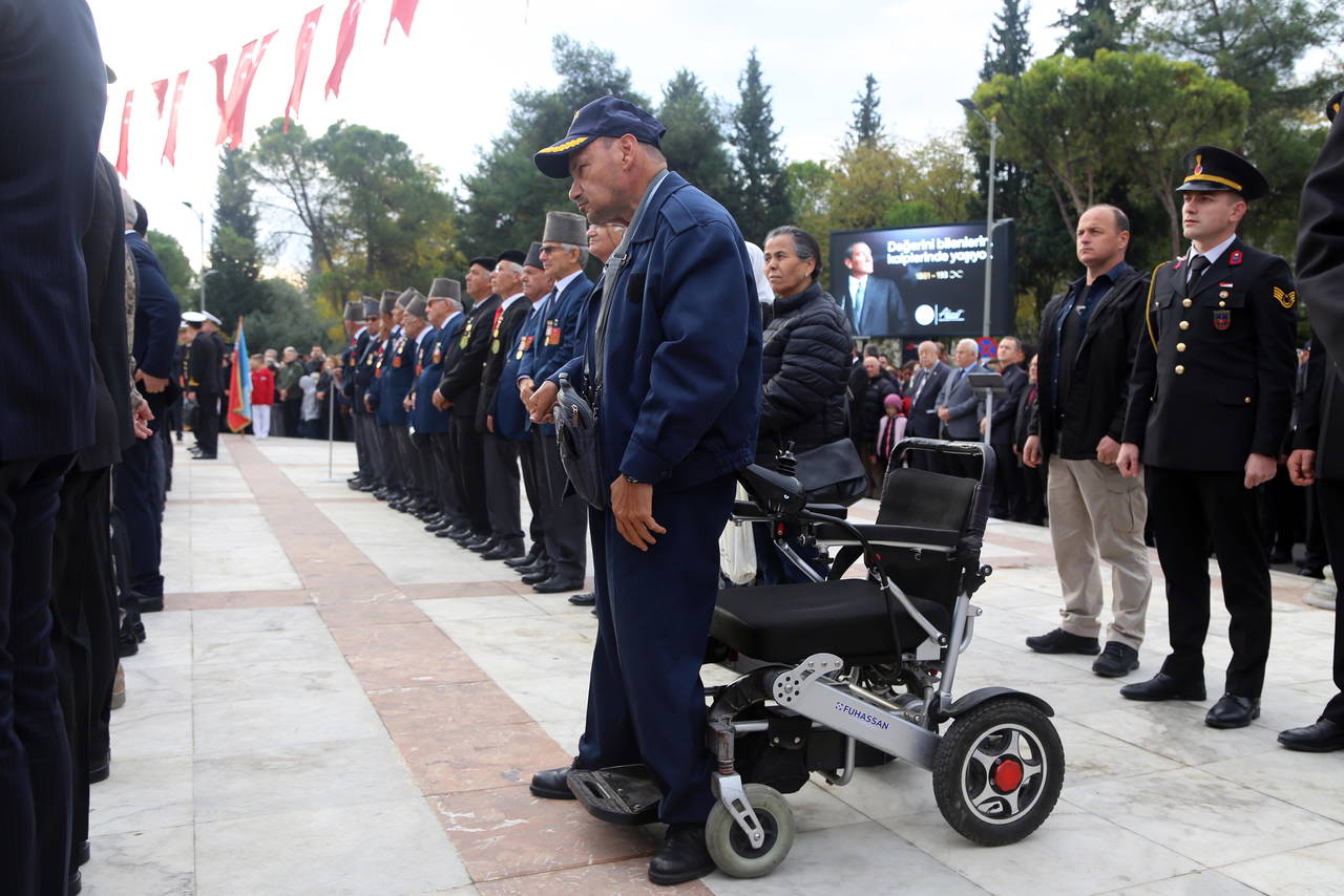 81 ilde saat 9'u 5 geçe hayat durdu... Sonsuz minnet, sonsuz sevgi: Türkiye Ata'sını özlemle andı