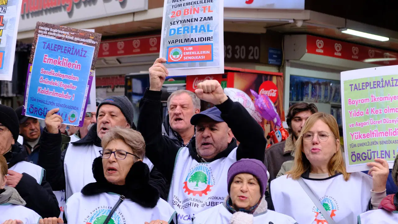 Eskişehir’de emekliler alanlardan haykırdı: Bu ülkenin emeklileri sadaka topluluğu değildir