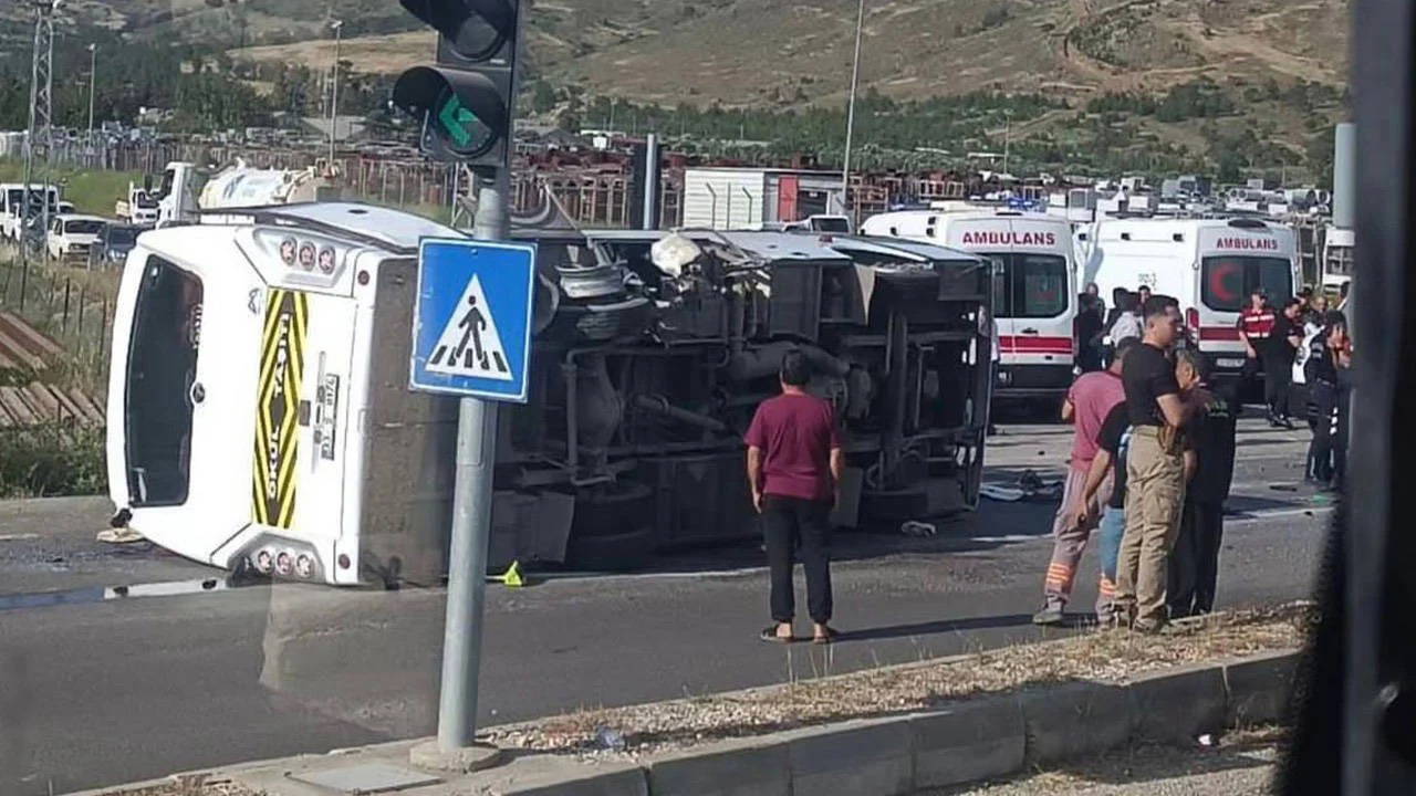 Mersin'de Rus öğrencileri taşıyan servis midibüsü devrildi: 17 yaralı