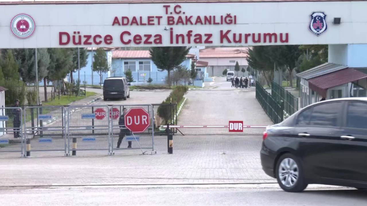 Özgür Özel, tutuklu Medya A.Ş. Genel Müdürü Pınar Türker’i cezaevinde ziyaret etti