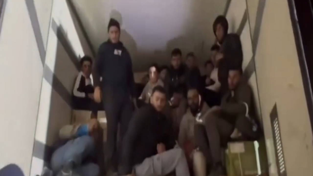 Durdurulan TIR'dan 16 kaçak göçmen çıktı!