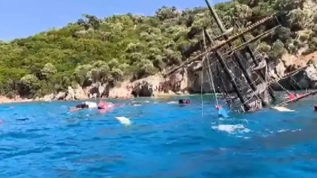 Muğla'da tur teknesi battı: Ekipler sevk edildi