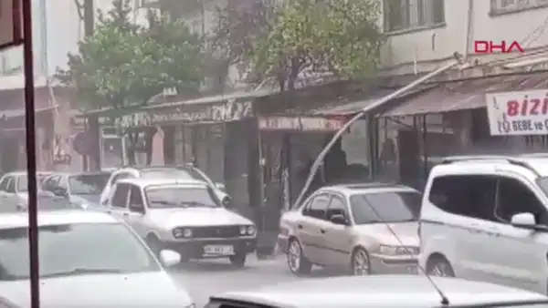 Adana'da sağanak etkili oldu: Ev ve işyerlerini su bastı