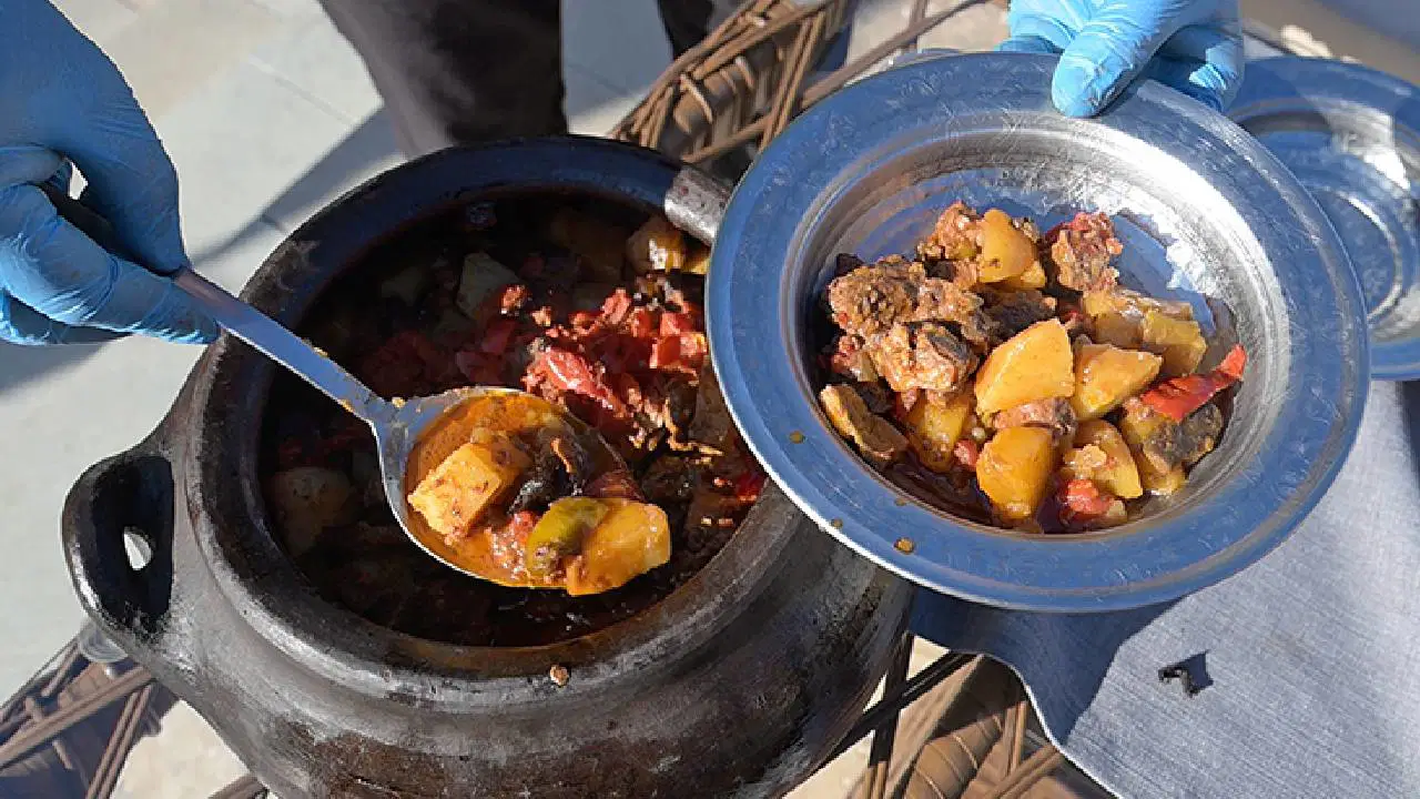 Sütle yıkanıp güneşte kurutuluyor: Coğrafi işaretli toprak güveçte lezzet şöleni