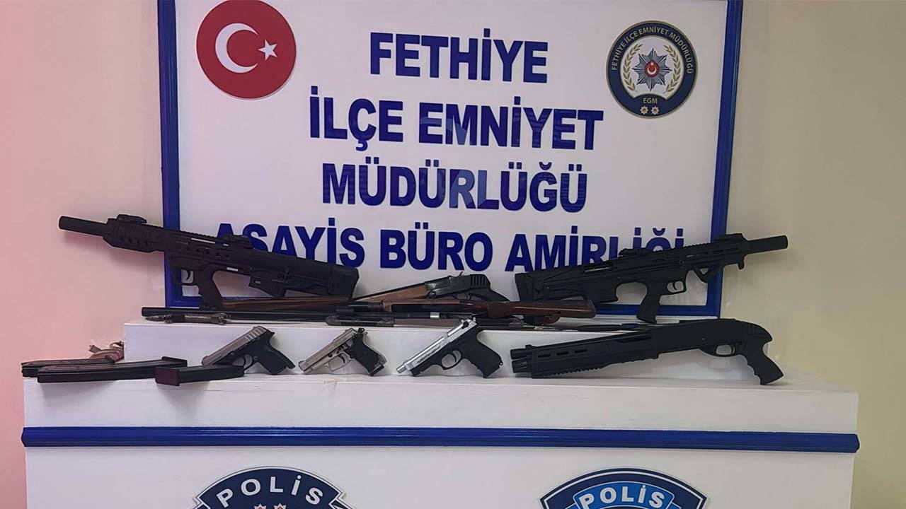 İş yerinin önüne bırakılan çantadan 8 silah ve kesici aletler çıktı