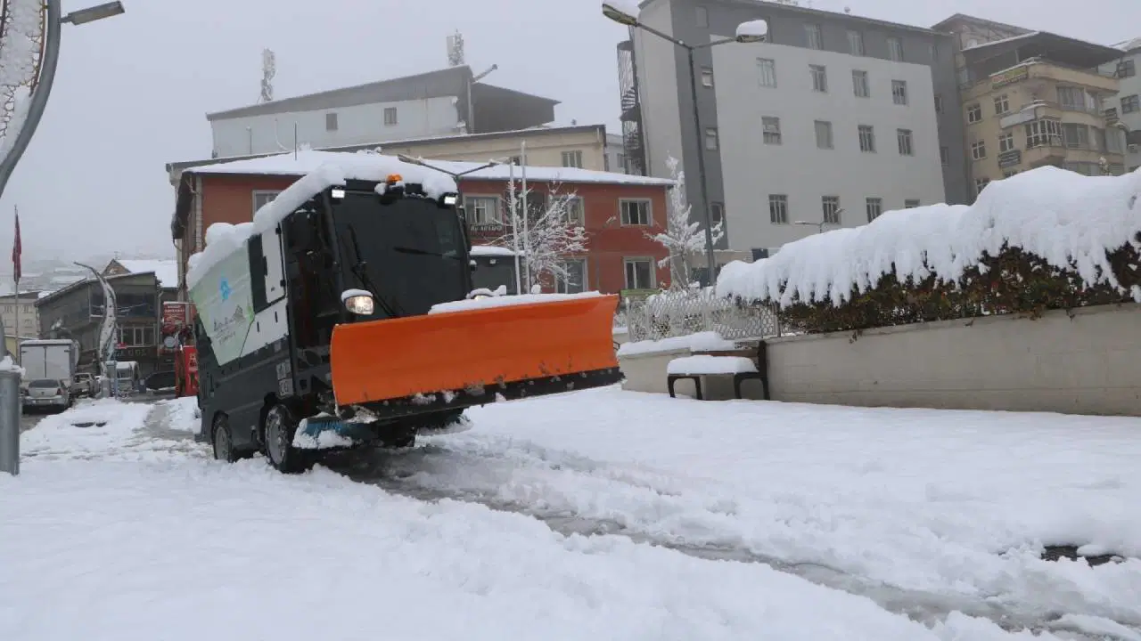 Van'da 102, Hakkari'de 70 yerleşim yerinin yolu kardan kapandı