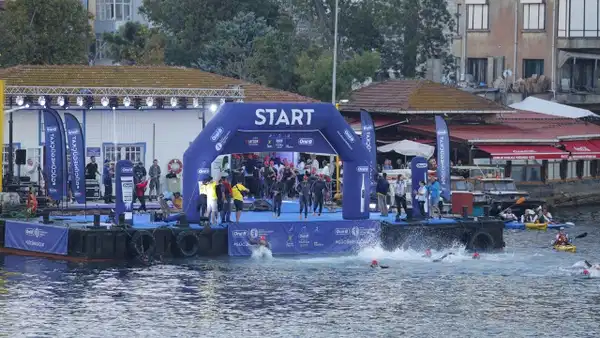 İstanbul Boğazı'nda triatlon heyecanı