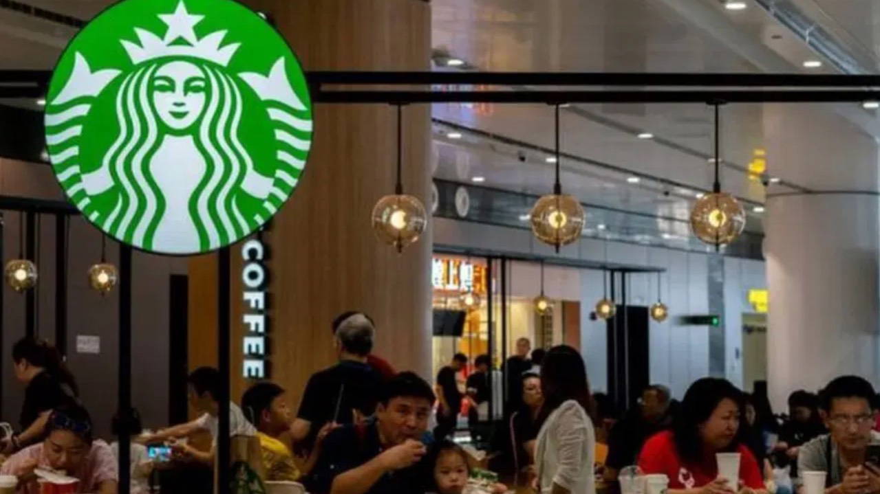Starbucks'tan işçi kıyımı: Bazı kahve dükkanlarını kapatacak ve çalışanlar işten çıkarılacak