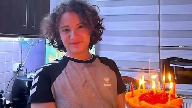 Kafasında tören şapkası, elinde iki silah...