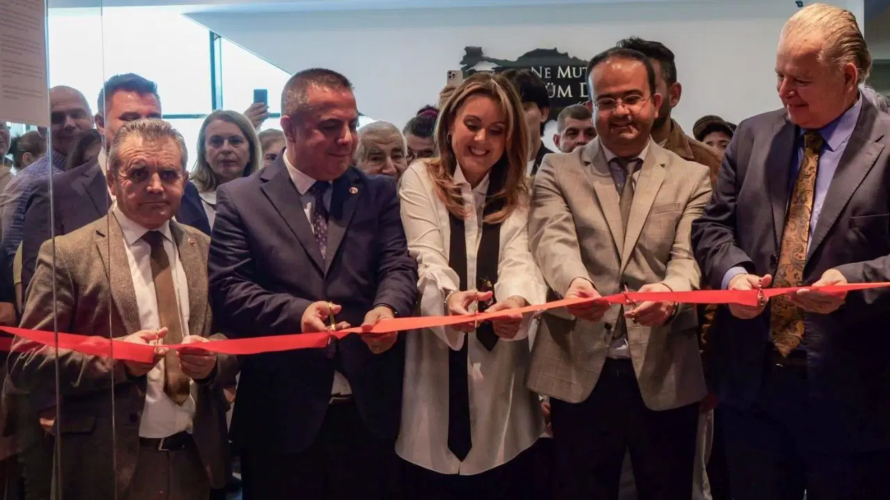 Kravatın sanatsal yolculuğu Etimesgut’ta: 'Kravata' sergisi ziyarete açıldı