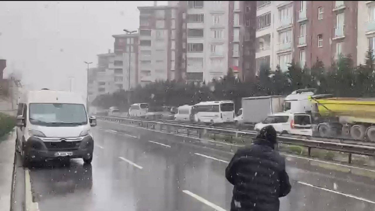 Esenler ve Küçükçekmece'de kar yağışı etkili oluyor