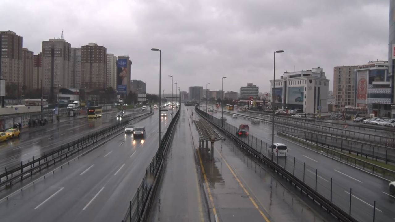İstanbul’da yollar boş kaldı... Trafik yoğunluğu yüzde 8 olarak ölçüldü!