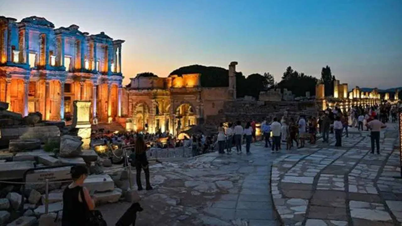 CHP'li Ösen'den 'sit alanına inşaat' tepkisi: 'Efes’e ihanetin belgesi!'