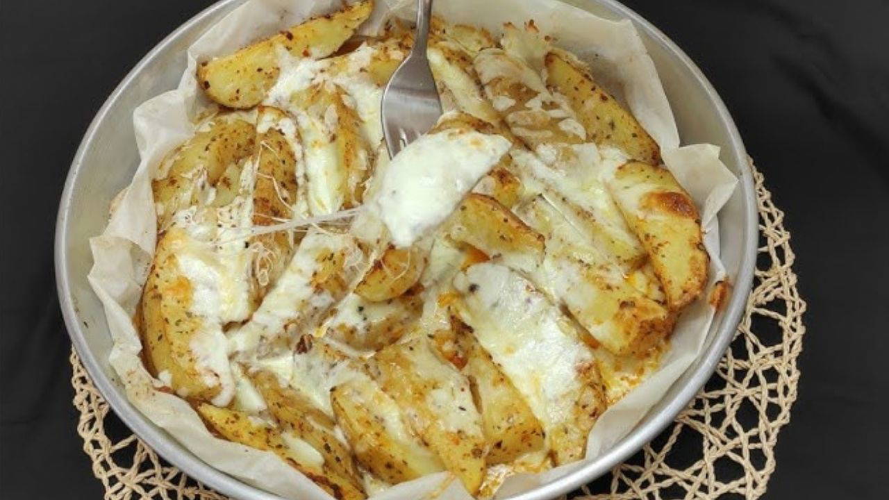 Pazar kahvaltılarının yıldızı: Fırında kaşarlı patates dilim