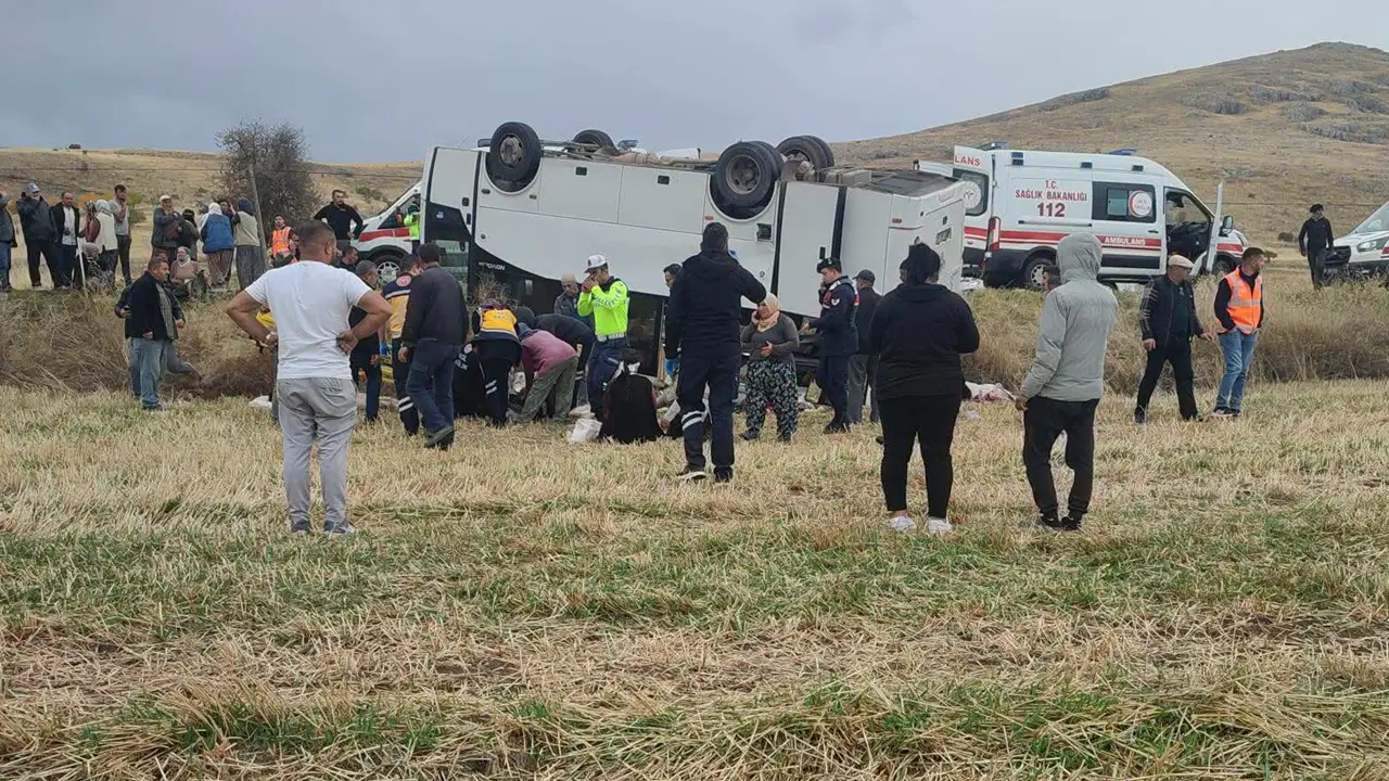 Afyonkarahisar'da feci kaza... Midibüs, şarampole devrildi: 25 yaralı!