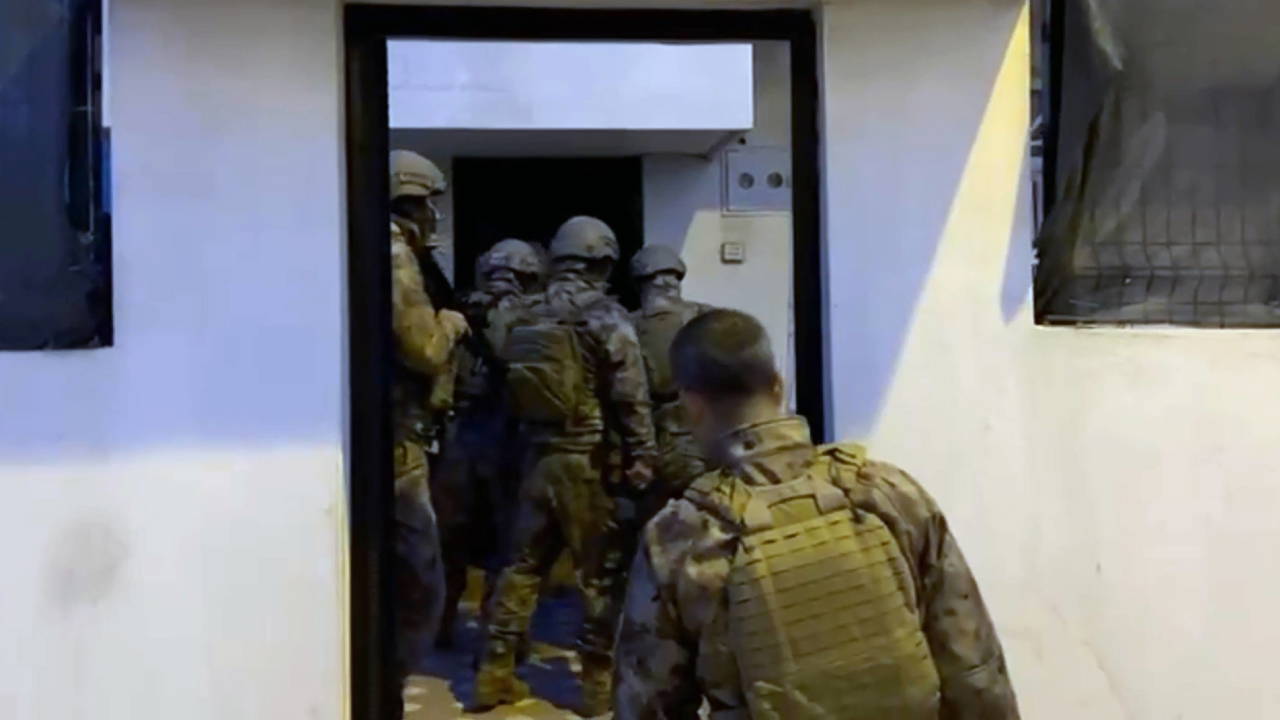 Suç örgütlerine silah ve mühimmat sağlayan çeteye operasyon!