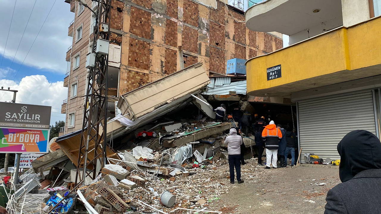 Depremde 23 kişiye mezar olmuştu... Kasaplar Apartmanı davasında tutuklu sanık bulunmuyor: '3 yıldır adalet bekliyoruz!'