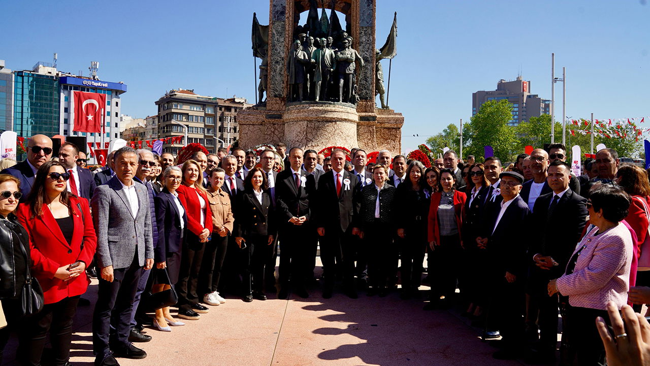 Taksim'de 19 Mayıs töreni… Nuri Aslan: İmamoğlu Cumhuriyetin ikinci yüz yılını inşa etmek için Silivri’den yola çıktı!