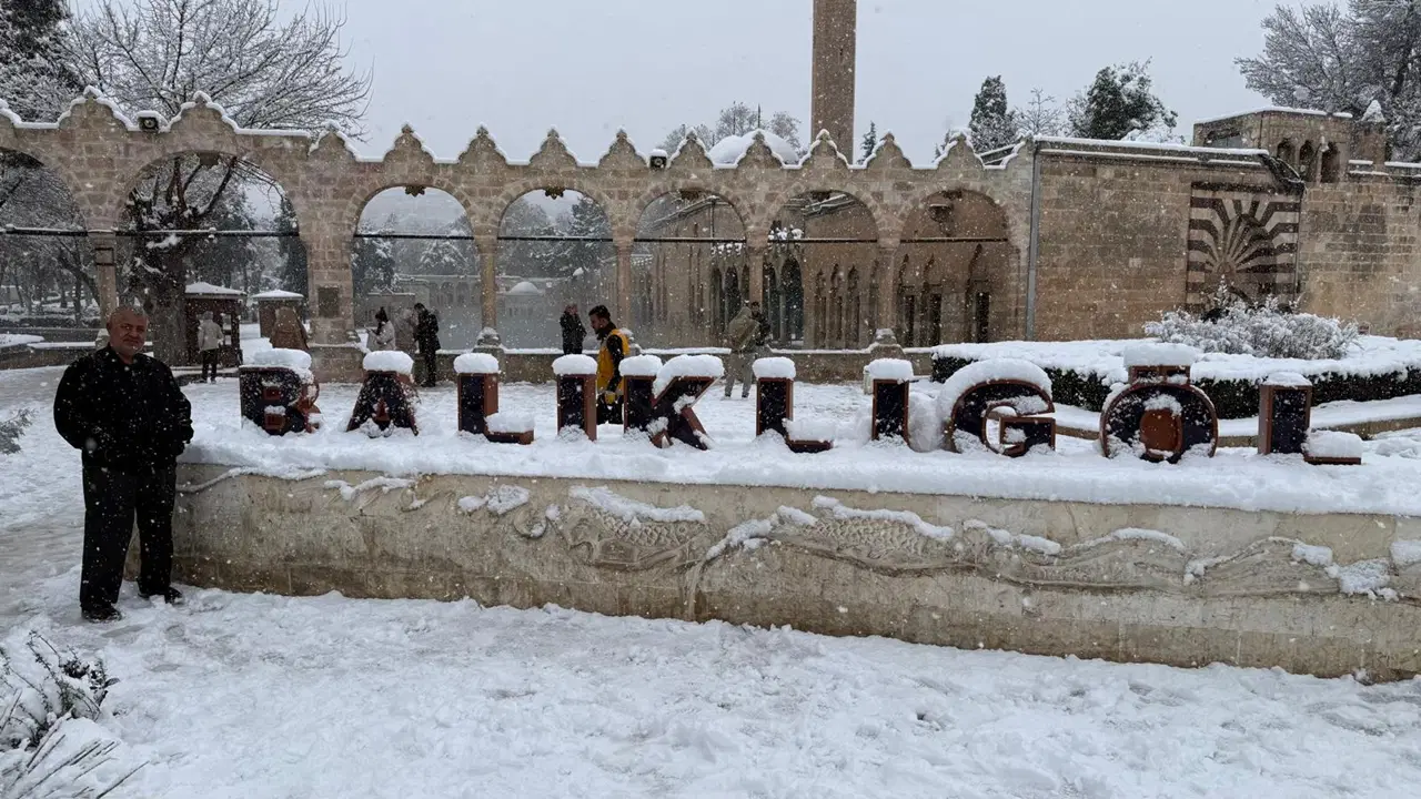 Şanlıurfa'ya mevsimin ilk karı düştü: Okullar tatil edildi!