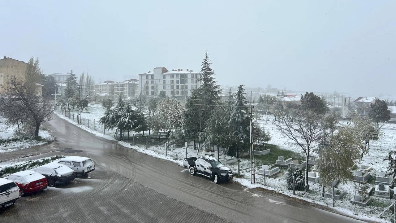 Eskişehir'in bazı ilçeleri güne beyaz örtüyle uyandı