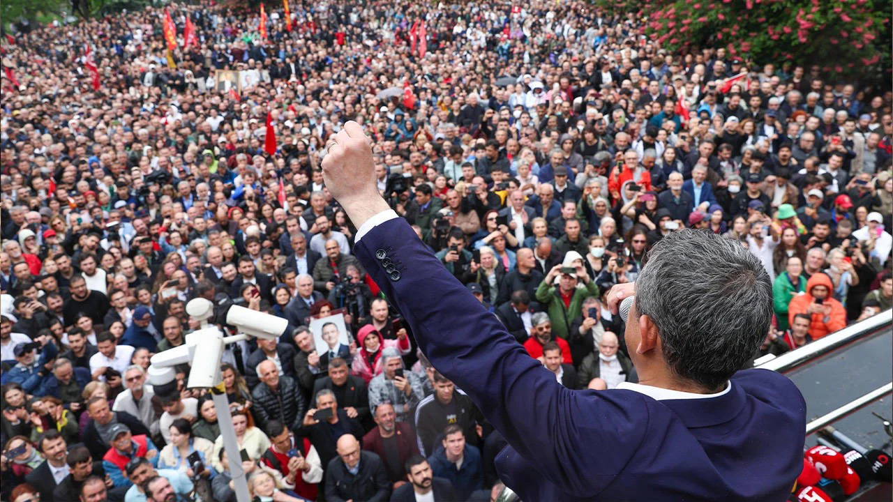 Özgür Özel İzmir’e gidiyor: CHP’den Cumhuriyet Meydanı’nda miting çağrısı