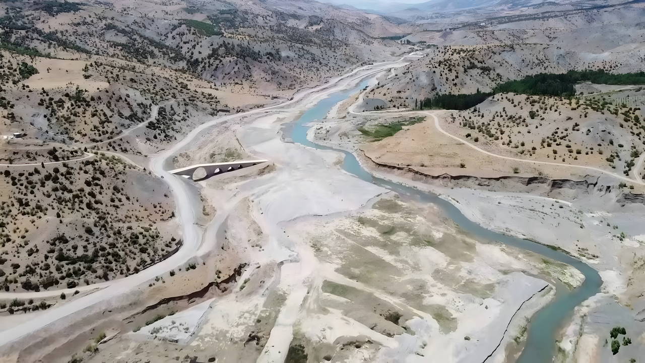 Adıyaman'da 1500 yıllık tarihi Altınlı Köprüsü sular altında kaldı