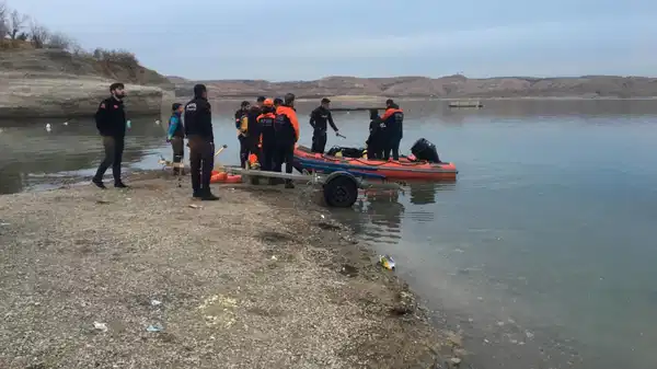 Adıyaman'da tekne alabora oldu: 4 kişi kurtarıldı, 1 kişi aranıyor!