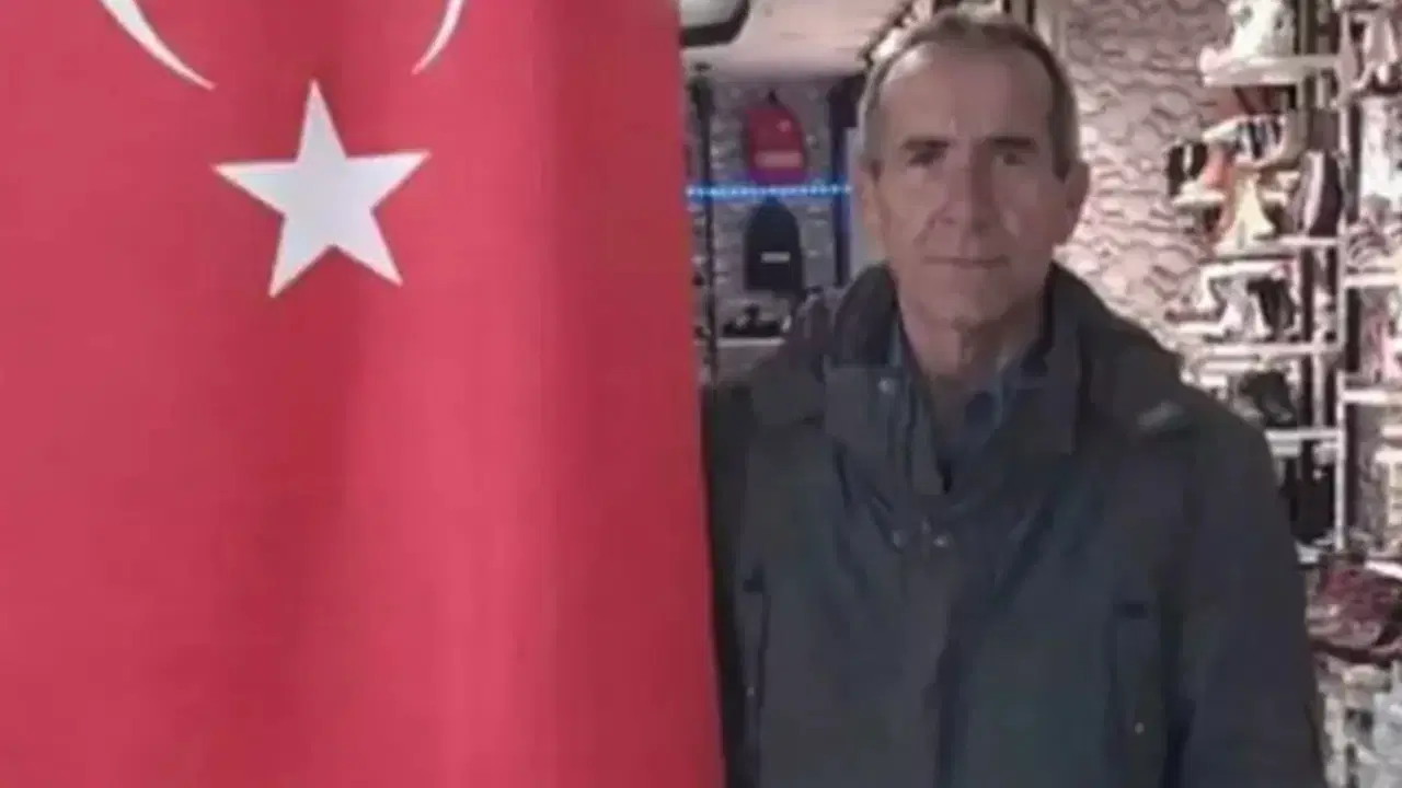 Babasını 12 bıçak darbesiyle öldürdü: 'Öldüğünden emin olduktan sonra kapıyı açarım' dedi!