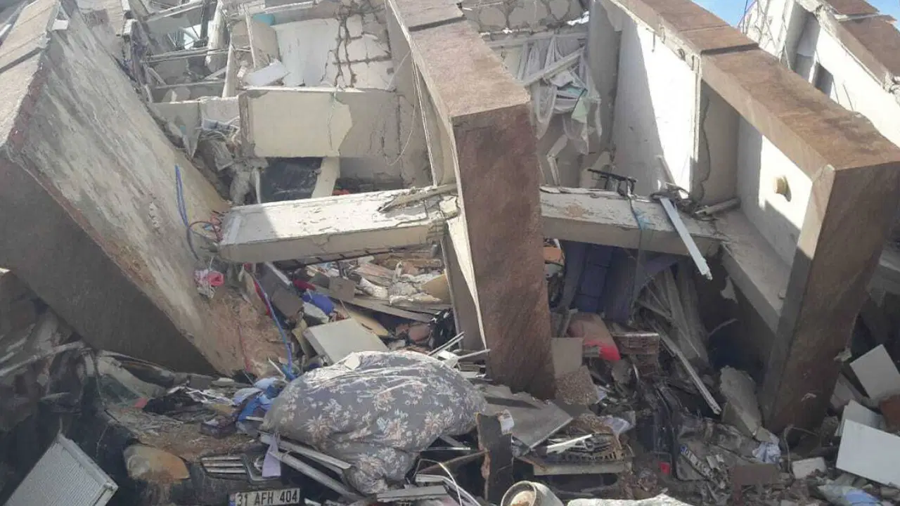 Hatay'da 6 Şubat depreminde ailesinden 3 kişiyi kaybeden yurttaşa 410 bin lira manevi tazminat: Bakanlık ve belediyeden itiraz