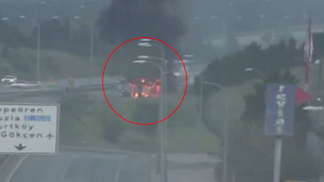 TEM Otoyolu'nda panik anları: Tur otobüsü alev alev yandı!