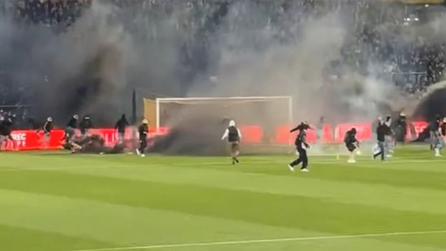 Tribünler sahaya indi