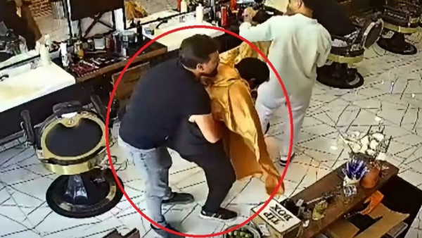 Nefes borusuna erik kaçan müşterisini Heimlich manevrasıyla kurtardı