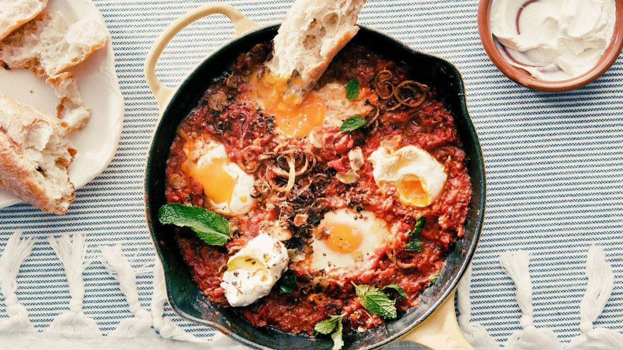 Orta Doğu Kahvaltı Sofralarının Vazgeçilmez Lezzeti: Shakshuka